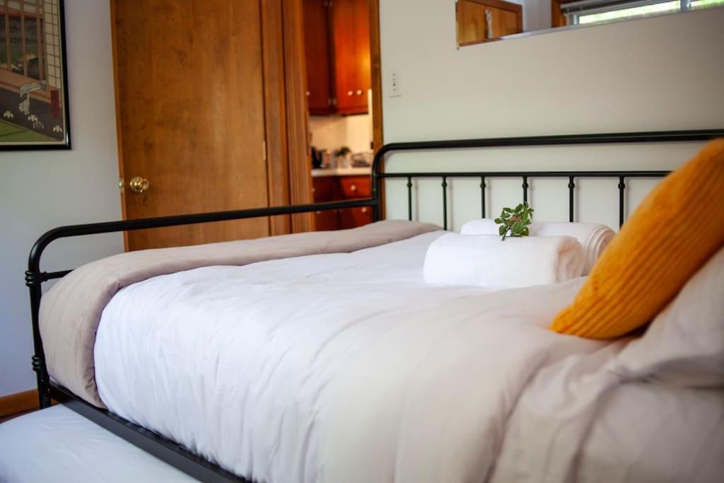 Modern Cabin With Hot Tub Grill Lake Beach Wineries Hiking Fishing And Hershey Park Family And Pet Friendly Superhosts On Ab&B Mount Gretna Eksteriør bilde