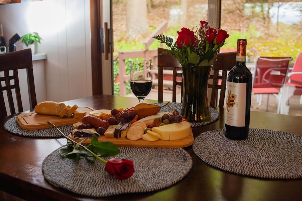Modern Cabin With Hot Tub Grill Lake Beach Wineries Hiking Fishing And Hershey Park Family And Pet Friendly Superhosts On Ab&B Mount Gretna Eksteriør bilde